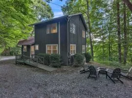 Pet-Friendly Cabin with Barbecue and Outdoor Area with Fire Pit in Waynesville, North Carolina