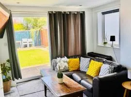 Sleeps 5 Free Parking Fast WiFi Near Hillsborough Easy Access to Sheffield City Centre and Peak District