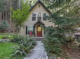 Cozy Mountain Cabin with Jacuzzi and Beautiful Outdoor Space in Enumclaw, Washington