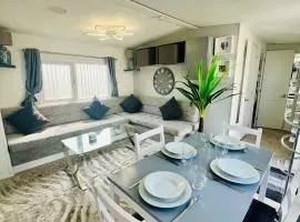Luxury Caravan in NEWLY Renovated Park by Beach