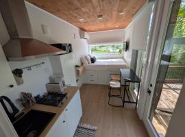 Luxury Tiny Home with Spa Access, hotel em Miller Lake