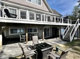 Waterfront Cottage with Equipped Deck and Private Dock in Maine