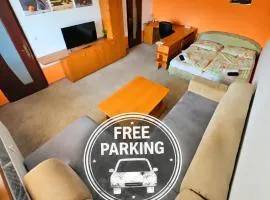WOLF APARTMAN Luxusné ubytovanie s plnou výbavou s Bezplatným parkovaním SMART TV a Optickým Internetom Priamo v Považskej Bystrici Tichá lokalita s Všade blízko Vhodné pre Jednotlivcov Rodiny Pracovné cesty Turistiku aj Oddych Plne vybavená Kuchyňa