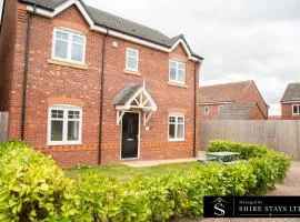 STYLISH & SPACIOUS 4 BEDROOM HOUSE - FREE DRIVEWAY PARKiNG