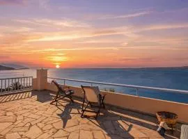 Stunning studio with panoramic sea views & sunset