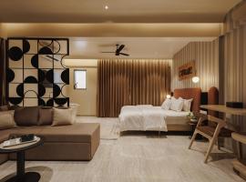 Abhibha Suites Waterfront, ξενοδοχείο στο Pune