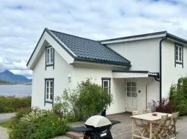 Traditional cabin in Lofoten - Seaside on a secluded street