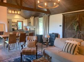 Hunters Cabin - Rustic farm stay, hotel i Great Chart