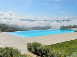 Villa with Private Pool & Lake View near Motovun, Casa Mille Olivi Heritage, hotel v destinaci Buzet
