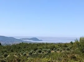 Mobile home dans la garrigue vue mer