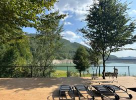 Paltinu Lake Villas – hotel w mieście Teşila