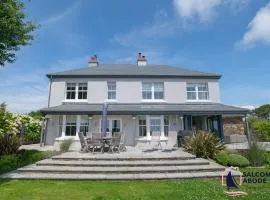 Ultimate Coastal Luxury - 5 Bed, Spacious, Parking, Hot Tub
