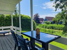 Paloma Chalet - Relaxing Nature Escape by Lauwersmeer Park, hotel di Anjum