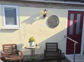 Studio Sleeps 2 with Free Parking and Garden