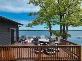 7BR Luxury Waterfront Retreat on Grindstone Lake