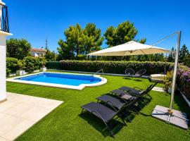 Chalet pareado con piscina privada en Alcocebre - Dos plantas independientes -, hotel a Alcossebre
