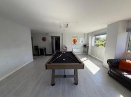 Family Coastal Escape Hot Tub, Cinema & Games Room, hotel sa Benllech