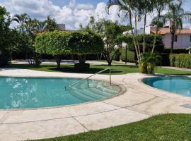 Casa Viveros cerca de jardines 3 recamaras albercas y 2 estacionamientos, מלון בג'יוטפאק