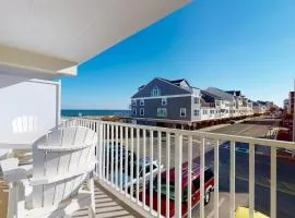 Ocean Block Condo with Balcony Side Ocean View AC WiFi & Shared Pool