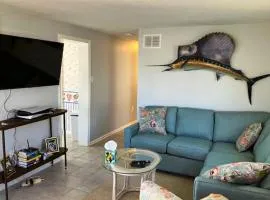 Cozy beach house with private deck outdoor shower & easy walk to the ocean