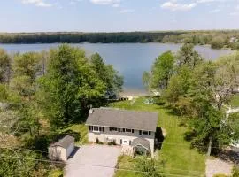 The Bear Creek Lake House: Lake-Front | Kayaks | Fire Pit | Grill | Beach