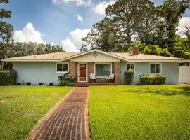 7 Mi to St Simons Island! Modern Group Getaway