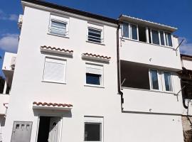 Jakišnica Apartment, hotel sa Lun