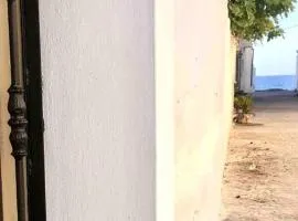 منزل أرضي حوالي 30متر من البحر