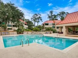 2 Mi to Beach! Hilton Head Golf Escape w/ Balcony