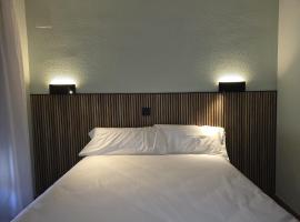 Hostal La Cigüeña, hotel u gradu El Espinar