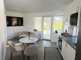 Modern Guesthouse Surrounded by Nature, 20 min from Stockholm