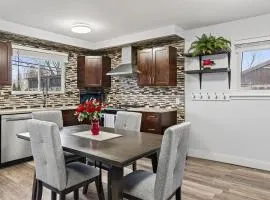 Spacious 5BR Home 2 Kitchens Sleeps 10 Near UNB