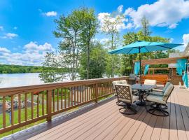 Lakefront Pocono Retreat w/ Hot Tub & Movie Hub, hotel di Pocono Summit