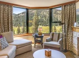 7th-Floor Everline Suite w/ Summer Resort Perks!
