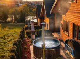 Osada Zawóz domki z balią jacuzzi i sauną nad Jeziorem Solińskim, khách sạn ở Zawóz