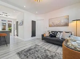 'The Elegant Bay House' - A Central Luxury 4-Bedroom Home with Private Garden & Patio - Sleeps 8 - Free Parking