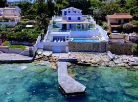 White Coral with Sea Access & Shared Pool