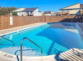 Walk to Beach: Ocean City Condo w/ Private Patio, hotel v mestu Ocean City