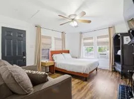 Cozy Private Room Heart of Downtown