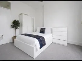 Comfortable 2-Bed Flat with Free Parking