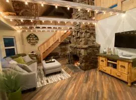 Beautiful Remodeled Home, Hot Tub, Near Ski & Lake