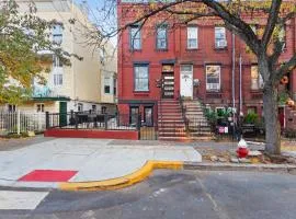 Holiday Home Brownstone City Stay 5BEDS, Private Dual Units