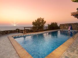 Sea-Sunset Views Villa Lefkothea with Private Pool near Elafonissi、AmigdhalokeFálionのファミリーホテル