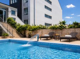 Prezident Hotel Novi Sad - Outdoor Pool & Spa: Novi Sad şehrinde bir otel