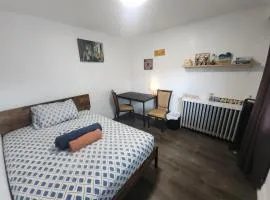 Affordable Quiet Private Room - 10-min Walk to Subway