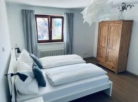 Hazel Apartment mit Bergblick, Garten & Sauna