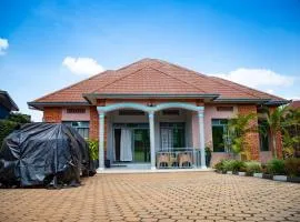 Zak House-Peaceful 4-Bedroom Retreat with Garden