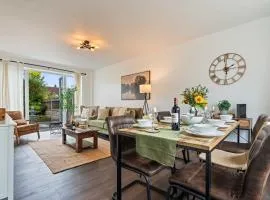 Comfortable 3-Bed House in Leeds by 53 Degrees Property, Sleeps 5 with Parking & Garden!