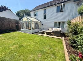 Tree Tops Cottage Holiday Home, hotel a Hawkhurst