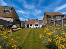 Beach Retreat Cottage- Big Garden, Walk to Beach